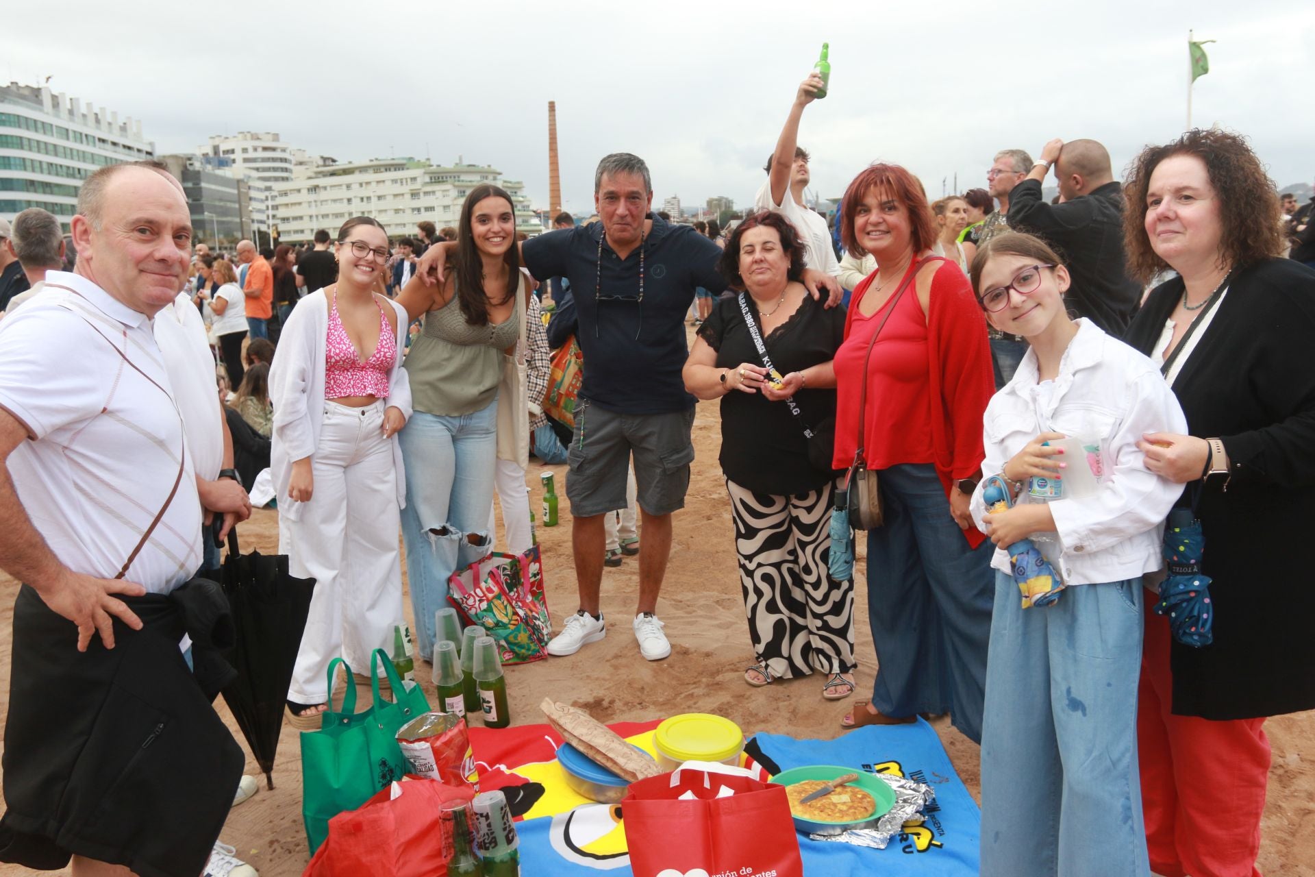 Gijón vuelve a batir el récord de escanciado simultáneo de sidra