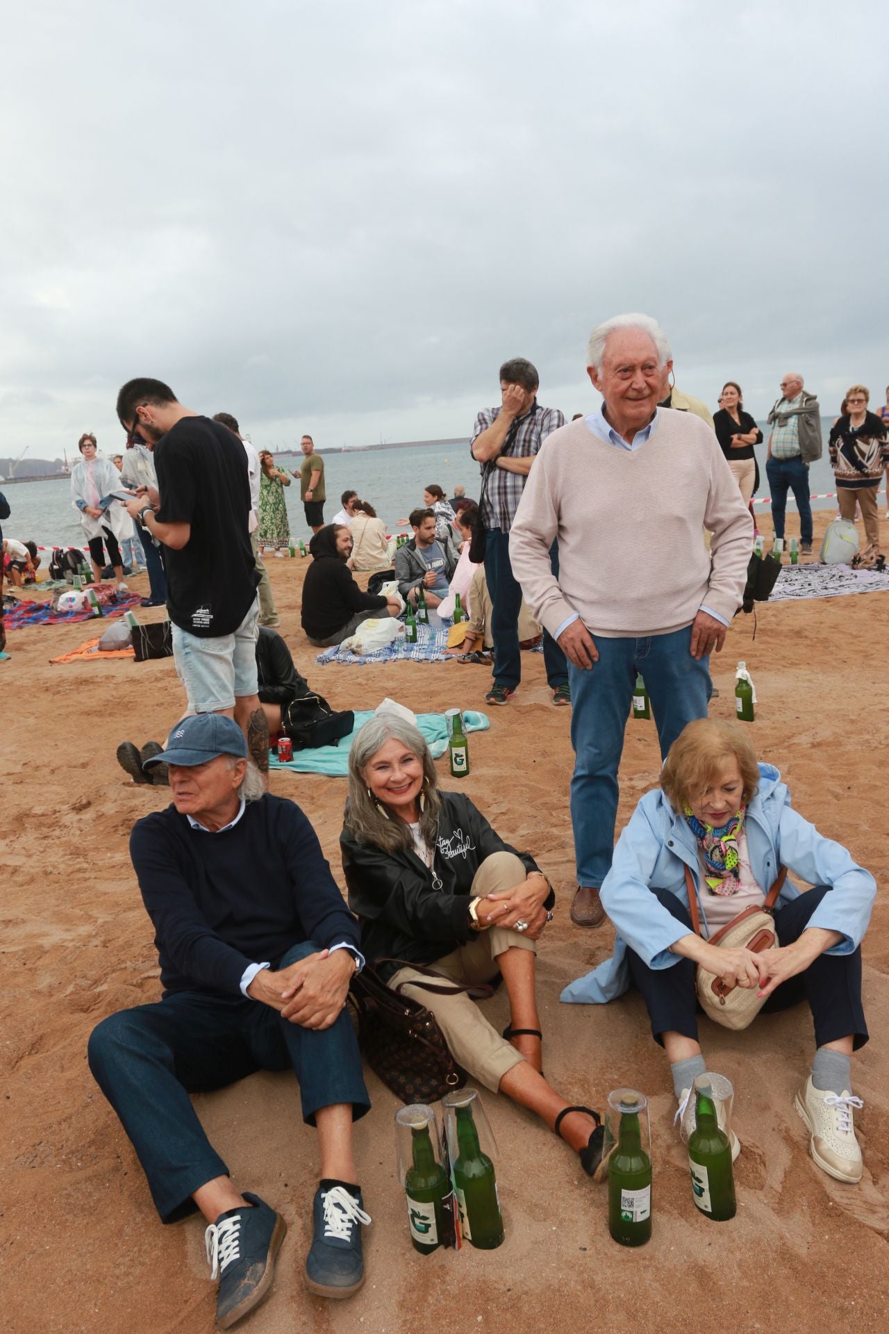 Gijón vuelve a batir el récord de escanciado simultáneo de sidra