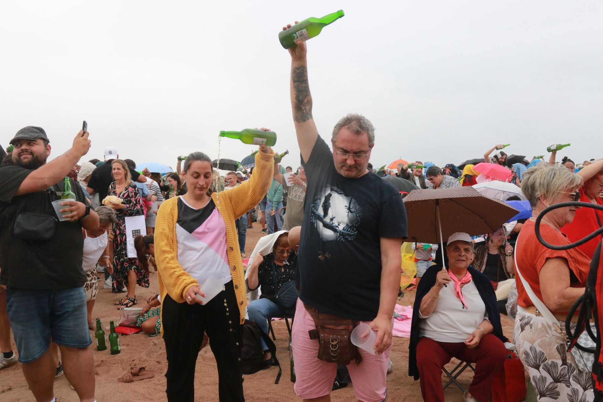 Gijón vuelve a batir el récord de escanciado simultáneo de sidra