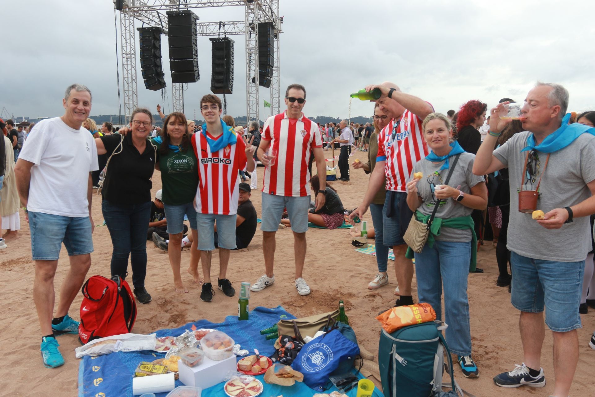 Gijón vuelve a batir el récord de escanciado simultáneo de sidra