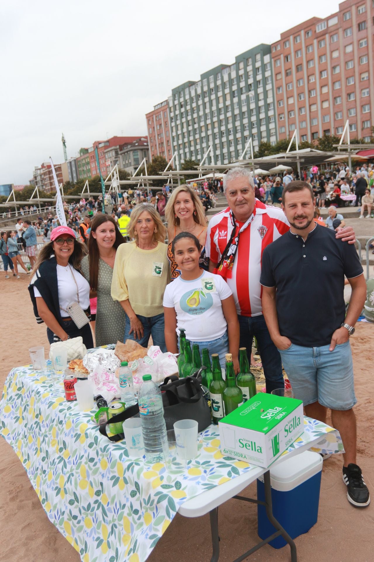 Gijón vuelve a batir el récord de escanciado simultáneo de sidra