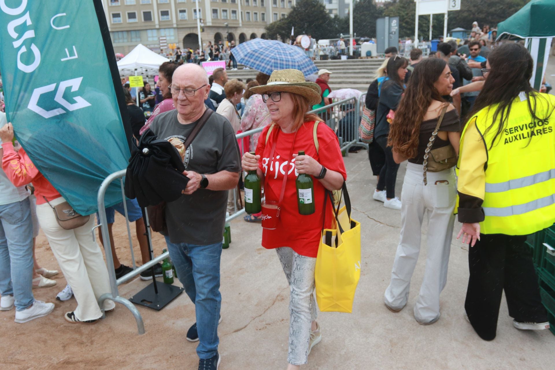Gijón vuelve a batir el récord de escanciado simultáneo de sidra