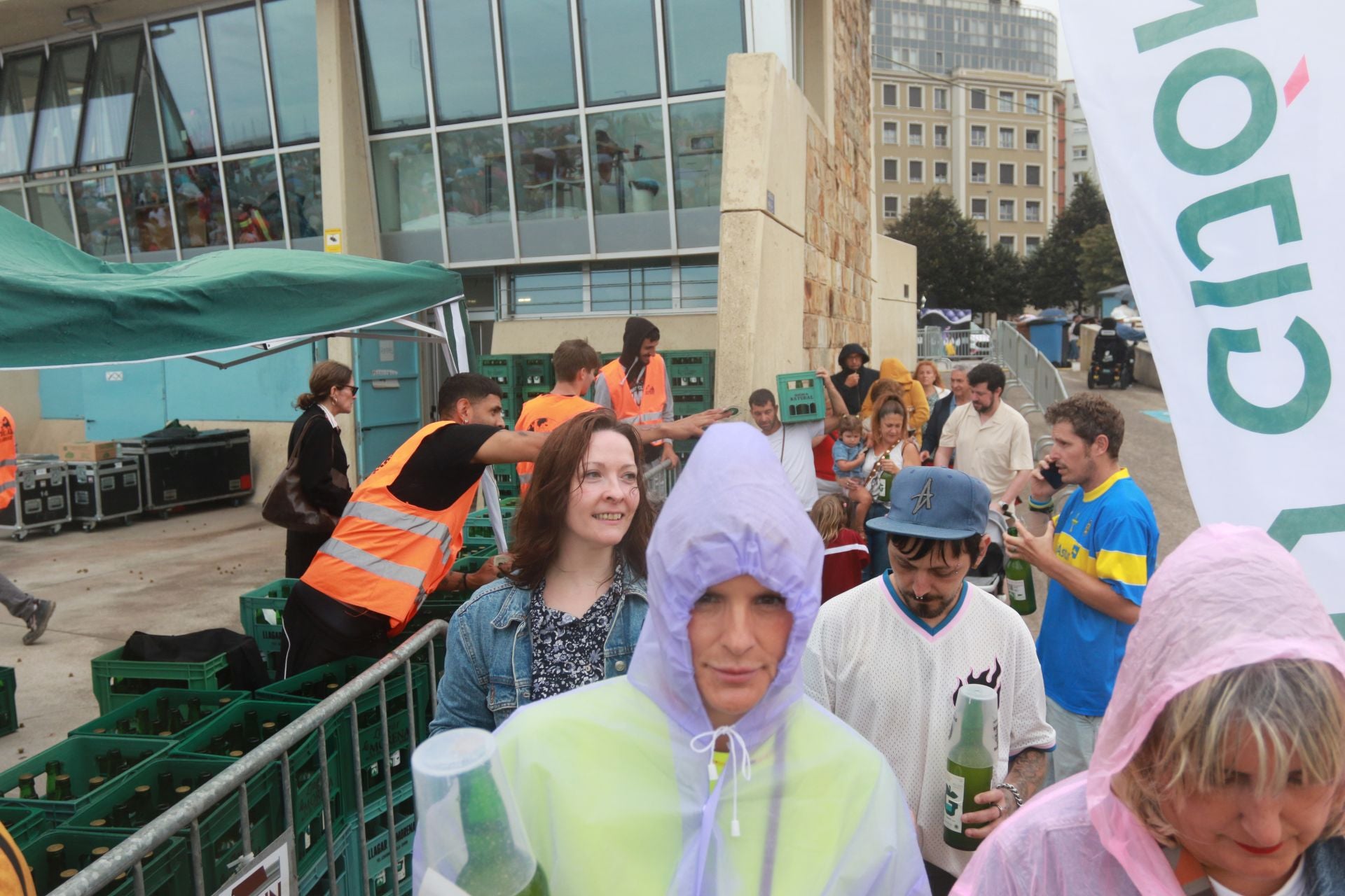 Gijón vuelve a batir el récord de escanciado simultáneo de sidra