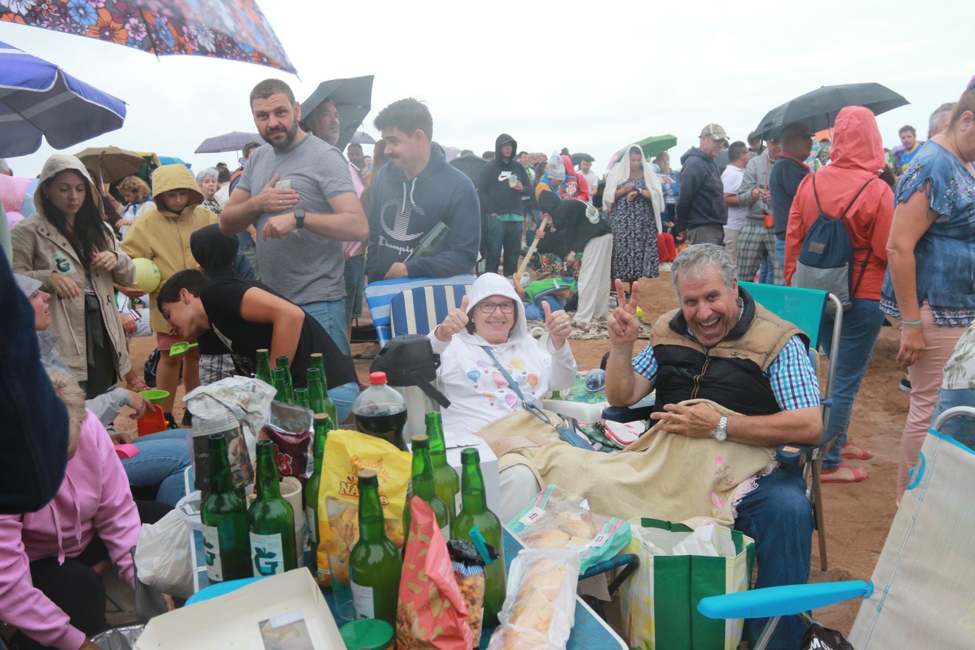 Gijón vuelve a batir el récord de escanciado simultáneo de sidra