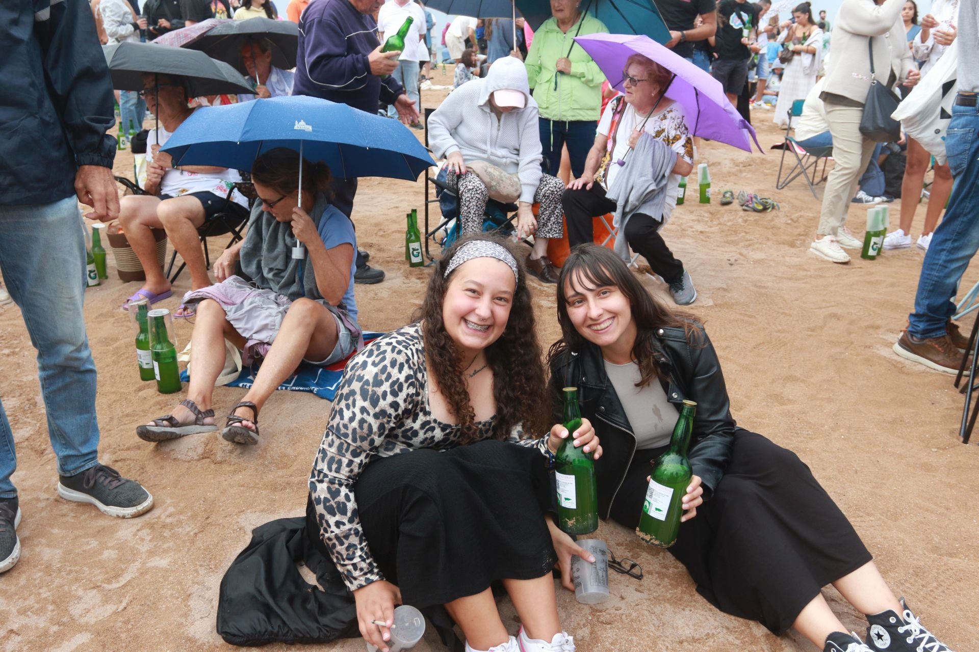 Gijón vuelve a batir el récord de escanciado simultáneo de sidra