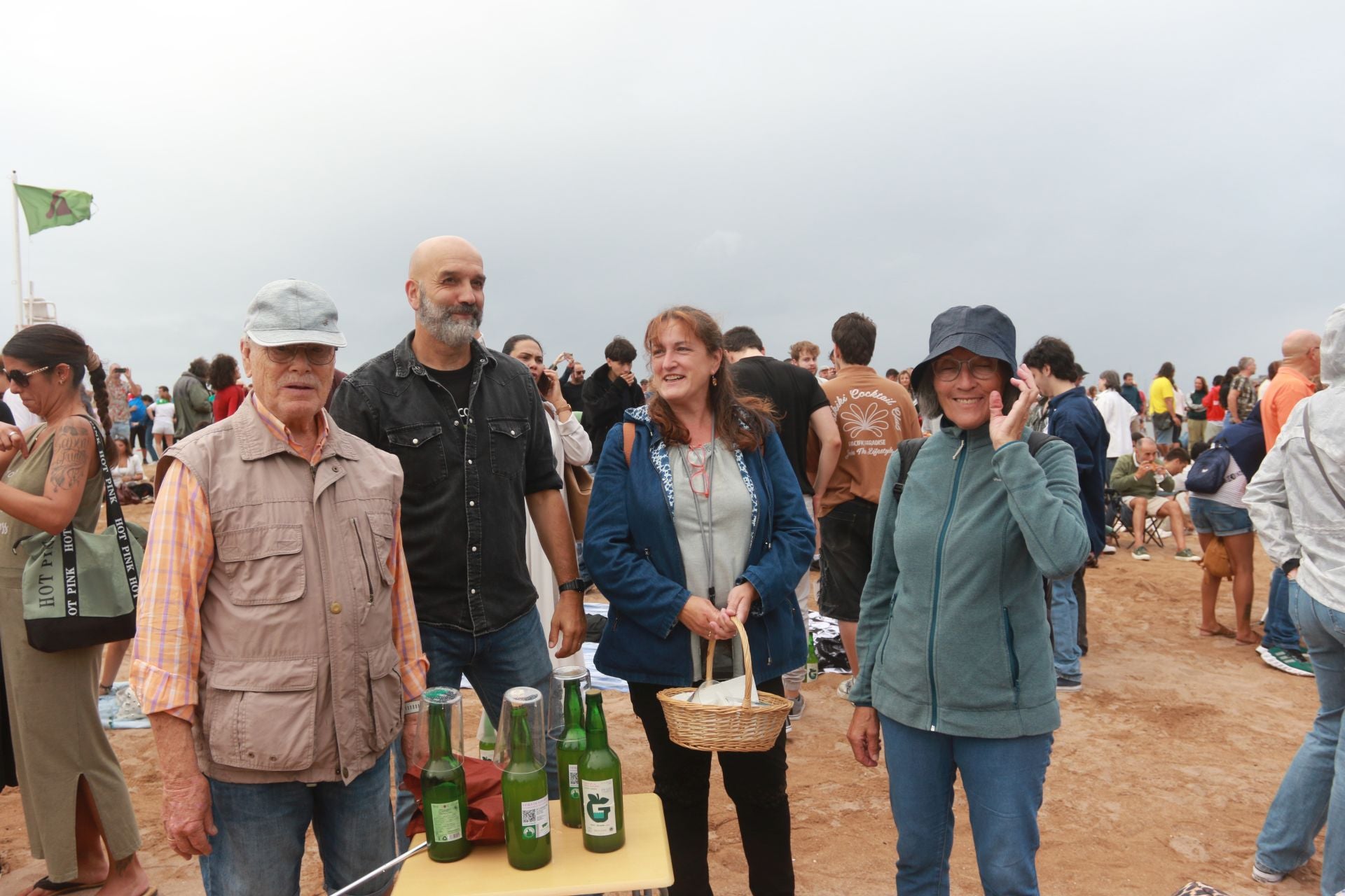 Gijón vuelve a batir el récord de escanciado simultáneo de sidra