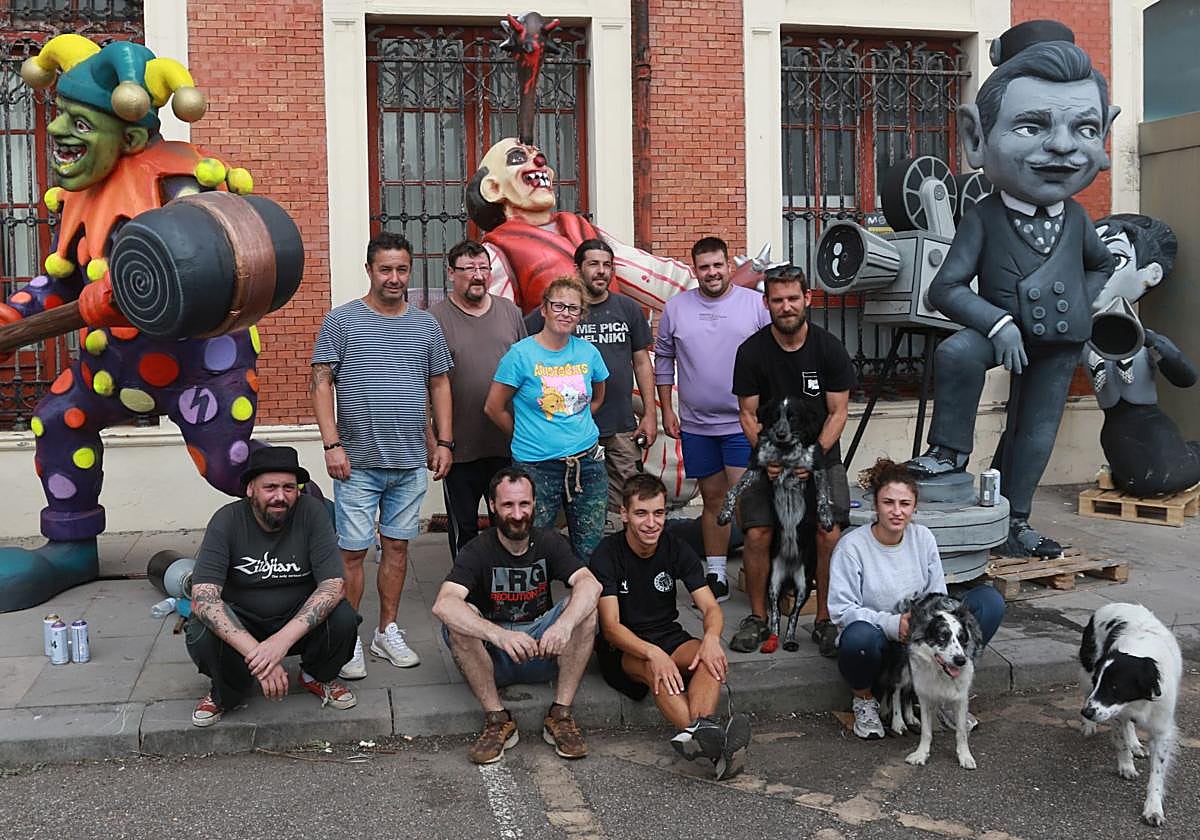 Gibor, José Ignacio, Ángel Murias, Borja Fernández 'El Yoyu', Laura Buznego, Raúl, David, Ómar López con 'Sansa' y Carmen con 'Lola' y 'Molly', miembros de la comisión de la comisión de festejos de Cimavilla, preparan al final de la calle Claudio Alvargonzález la decoración que lucirá el barrio este año.