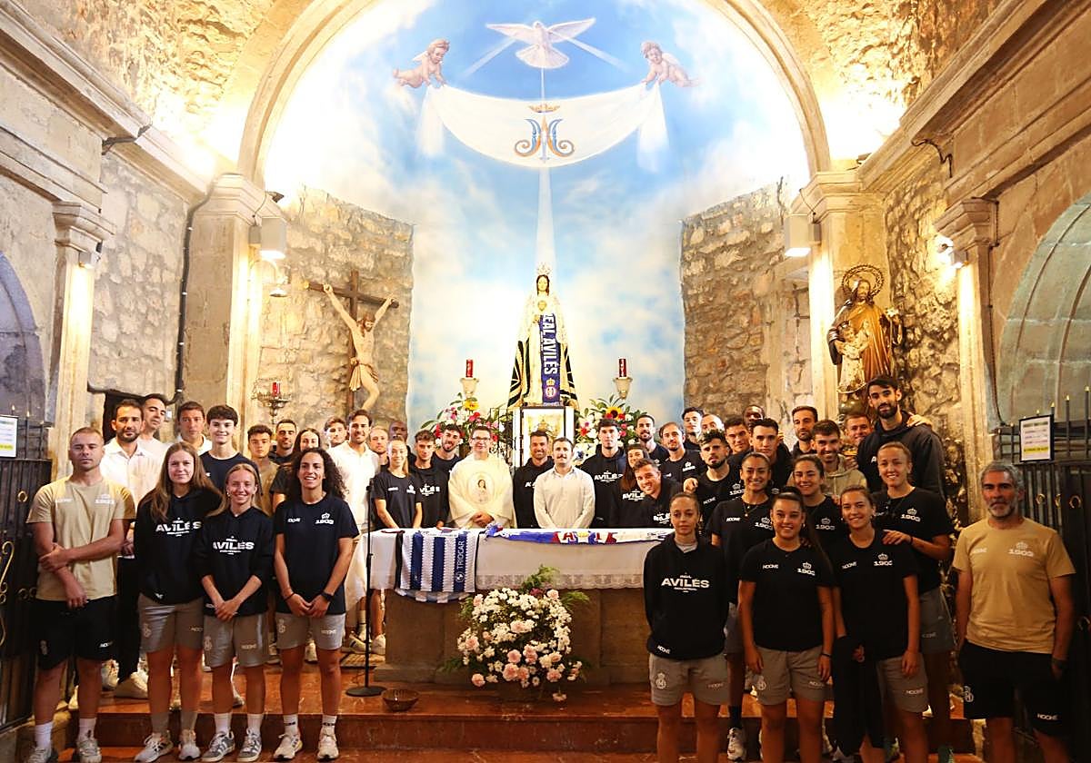 Foto de grupo en la ermita tras la ofrenda de los equipos masculino y femenino del Real Avilés a la Virgen de La Luz.