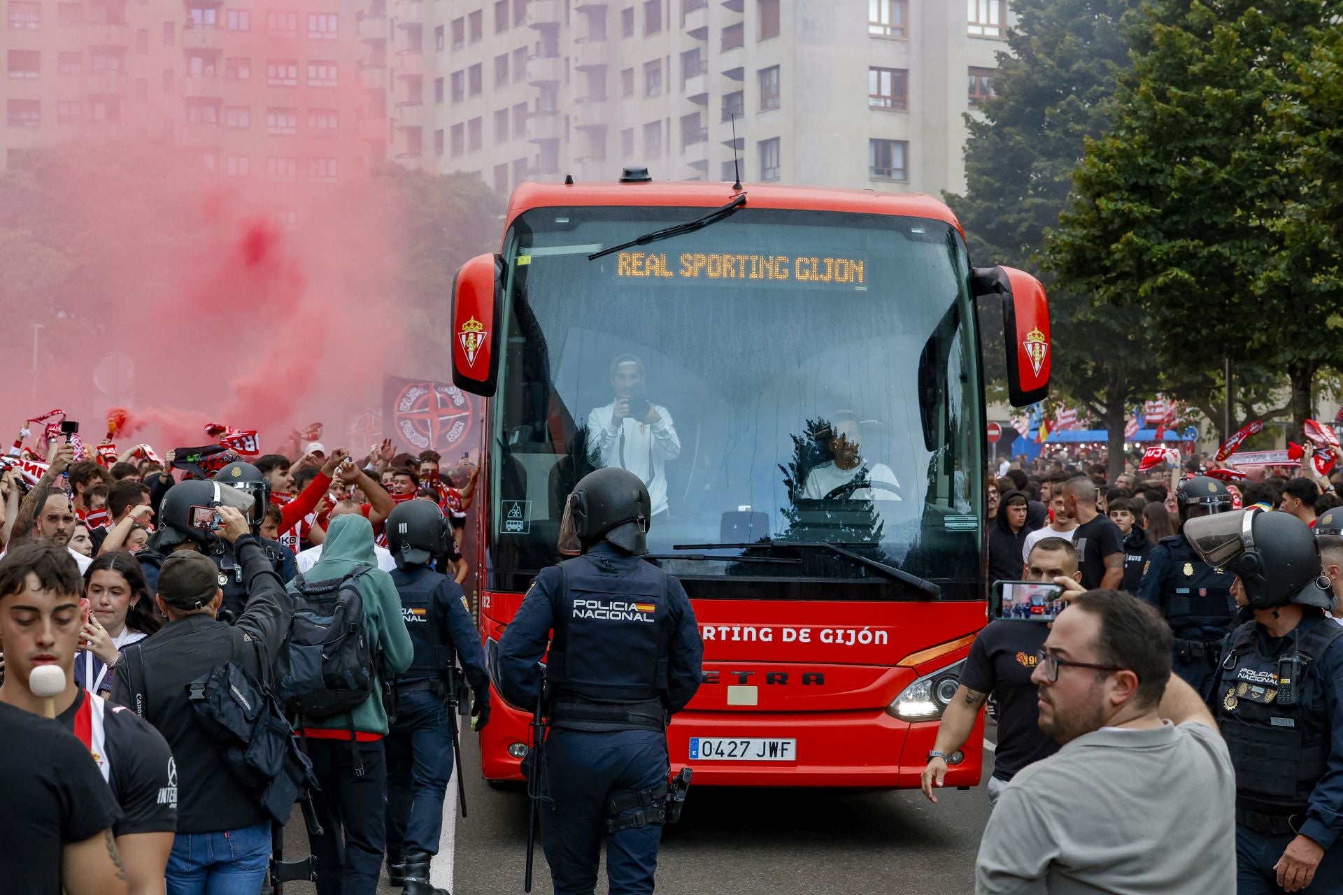 Espectacular recibimiento al bus del Sporting en El Molinón