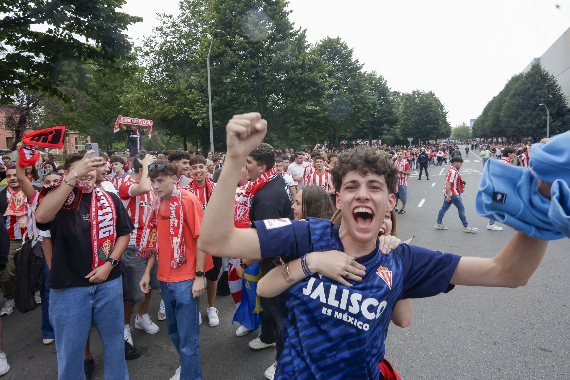 Espectacular recibimiento al bus del Sporting en El Molinón
