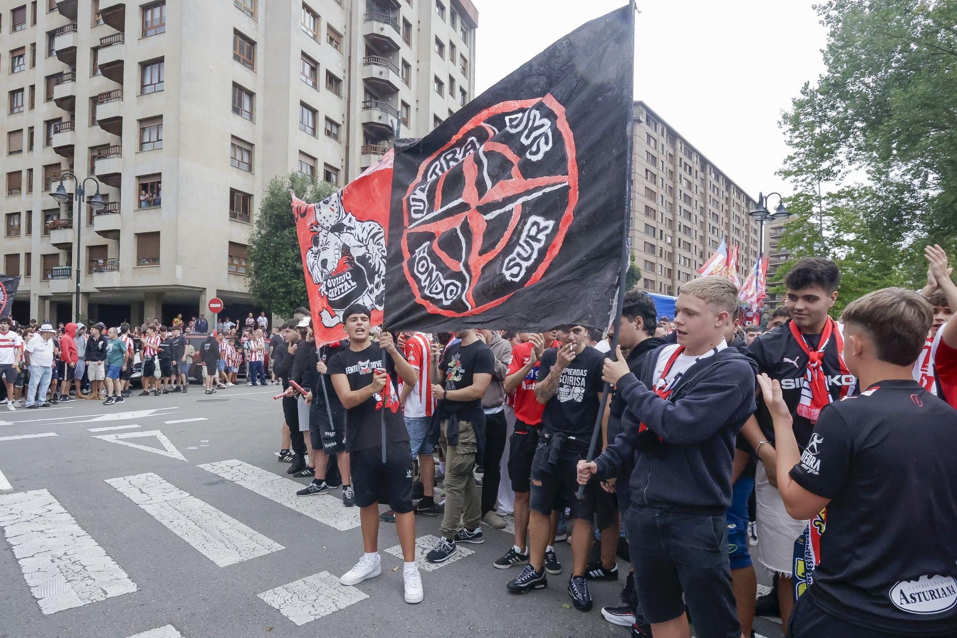 Espectacular recibimiento al bus del Sporting en El Molinón