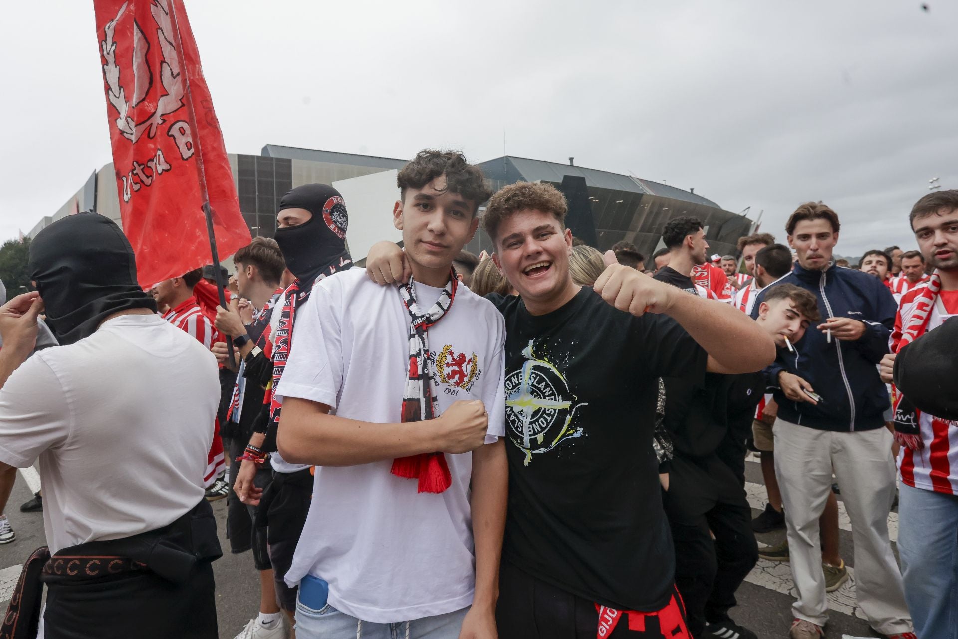 Espectacular recibimiento al bus del Sporting en El Molinón