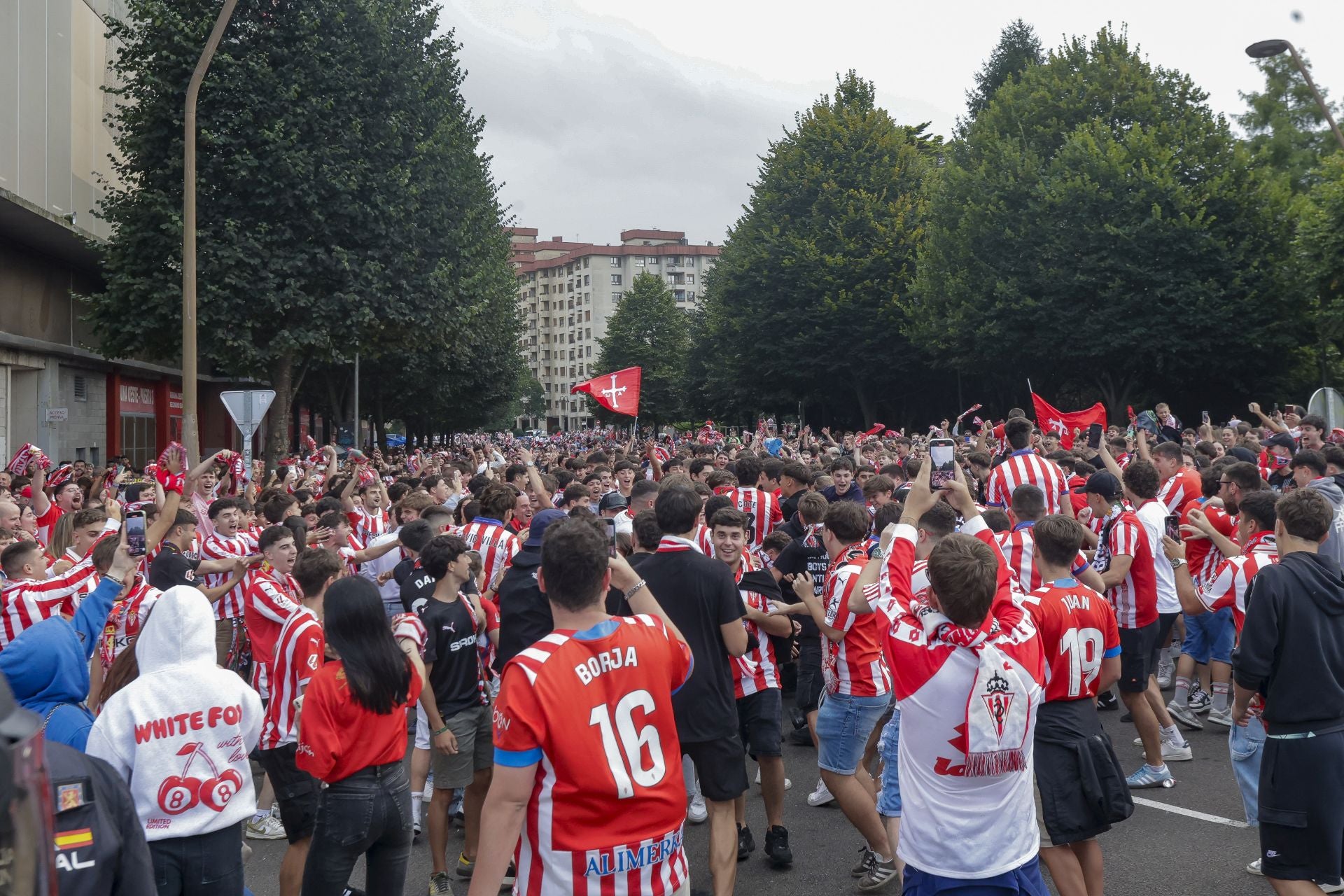 Espectacular recibimiento al bus del Sporting en El Molinón