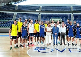 La plantilla del Oviedo Club Baloncesto con Alfredo Canteli, en el centro, flanqueado por Concepción Méndez y Fernando Villabella, en el Palacio de Deportes.