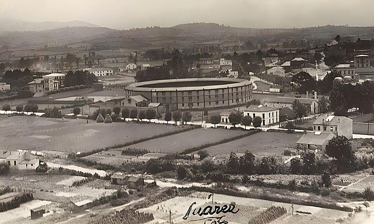 La calle inexistente se tropezaba con las llamadas «casas del Pionesu» con cuadra y tampoco existían las calles de los pintores. Fecha: 1931. Foto: Constantino Suárez.