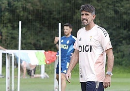 Veljko Paunovic, entrenador del Real Oviedo, durante un entrenamiento.