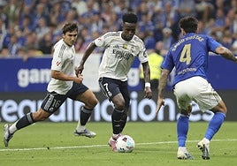 Vinicius y Costas se disputan un balón durante el partido en el Tartiere.