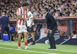 Garitano da instrucciones a Gelabert durante el partido.