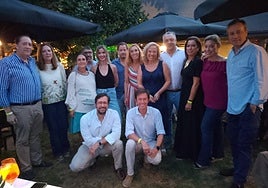 Rafael Murillo y su esposa, la exconsejera de Industria Belarmina Díaz –cuarto y quinta por la derecha–, con su grupo de amigos, disfrutando de la verbena 'Noche de verano'.