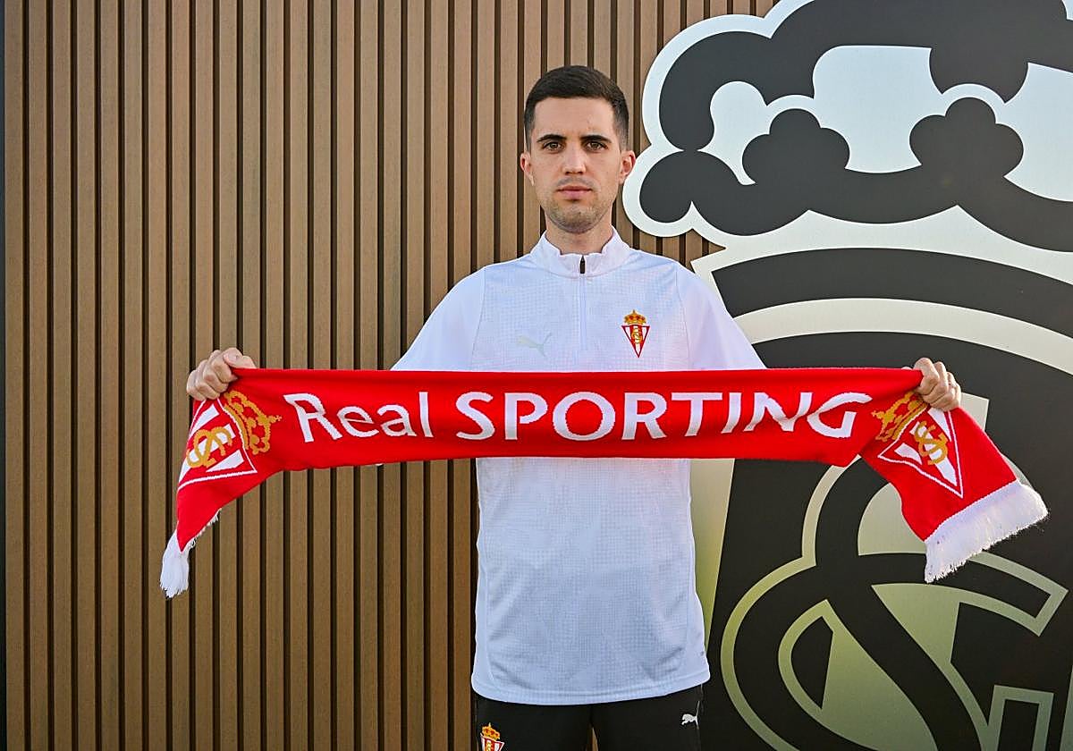 Sergio Nieto posa con la bufanda del club.