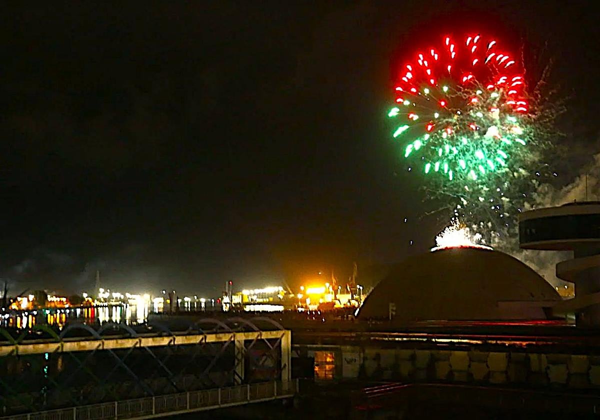 Un detalle de los fuegos artificiales en la víspera de San Agustín.