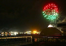 Un detalle de los fuegos artificiales en la víspera de San Agustín.