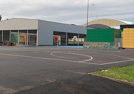 Una de las obras que se llevó a cabo es la sustitución de la cubierta del polideportivo del CEIP El Quirinal.