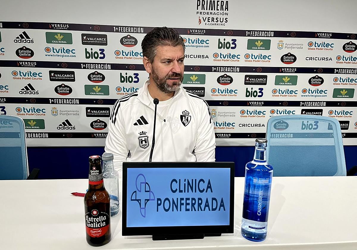 Fernando Estévez, durante la rueda de prensa previa al partido de esta noche.