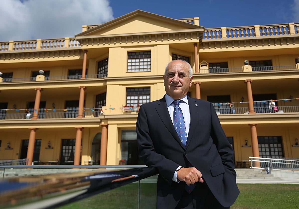 Gerardo Martínez Quesada, ante el edificio central del club de campo del Centro Asturiano.