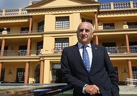 Gerardo Martínez Quesada, ante el edificio central del club de campo del Centro Asturiano.