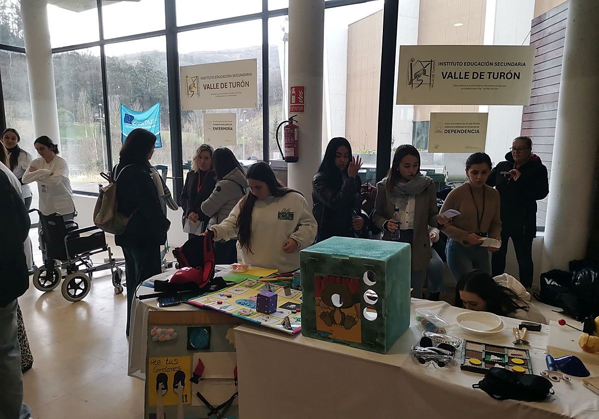 Participantes en la segunda feria de la FP en Mieres.