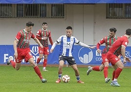 Osky, en un partido de la pasada temporada con el Real Avilés.