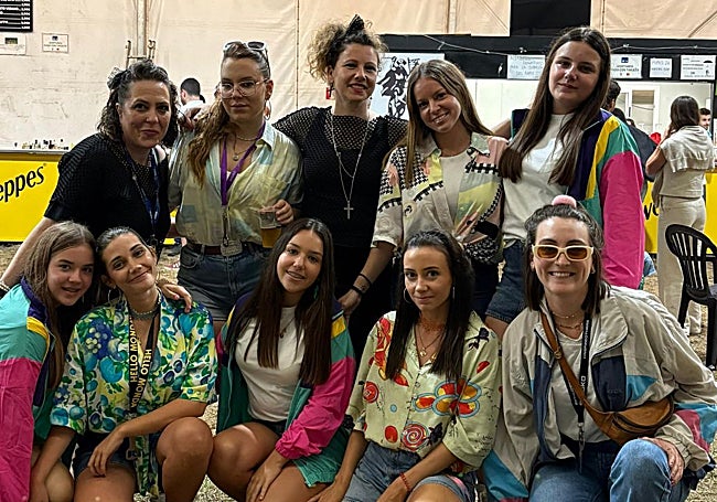 Un grupo de jóvenes ataviadas con estilismo de la época.