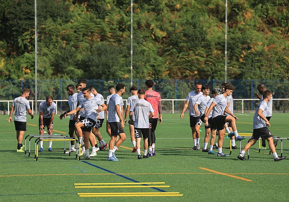 La plantilla del Real Avilés realizó una semana intensa de ensayos en vísperas al debut.
