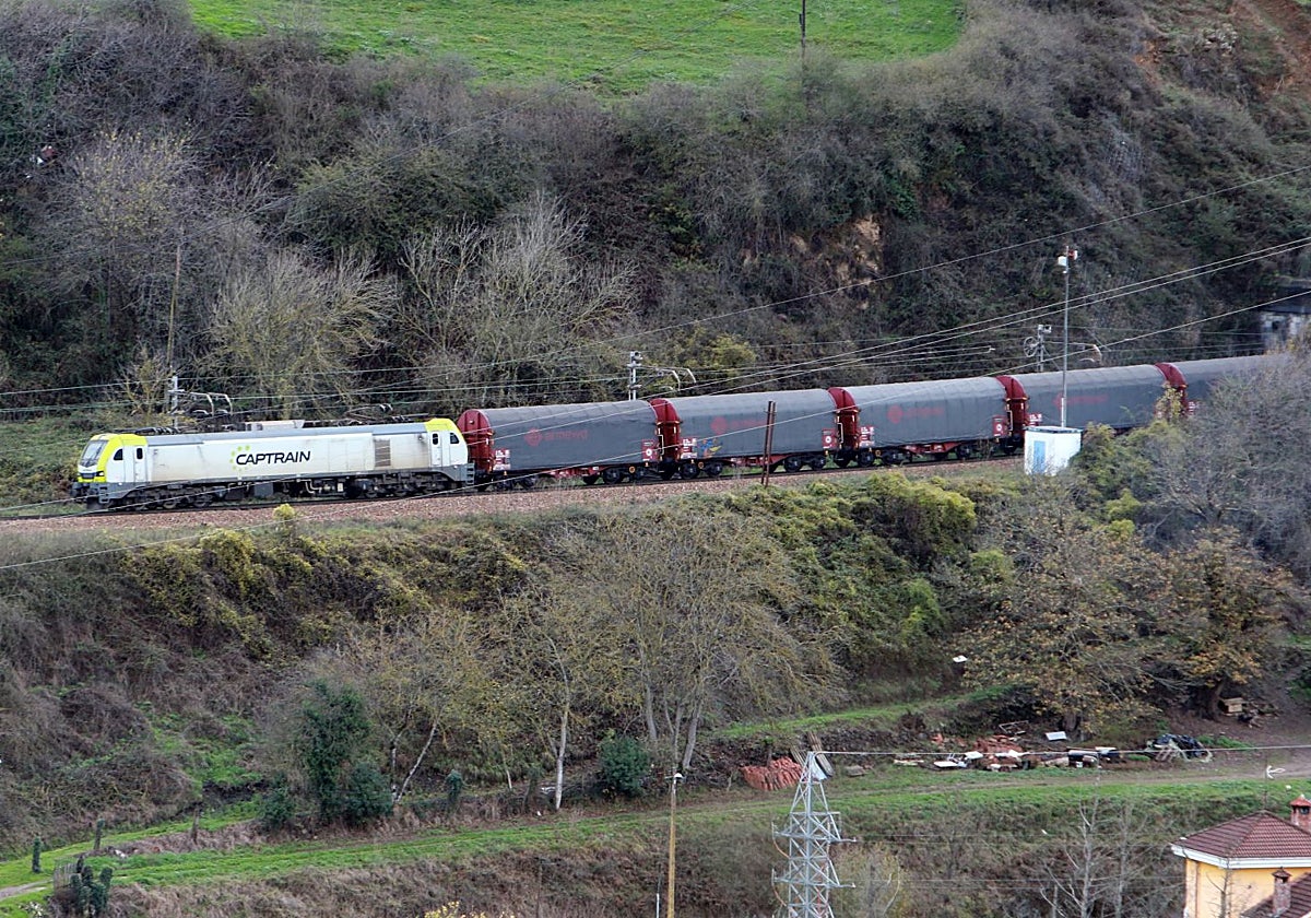 Un tren de mercancías circula por la rampa de Pajares.