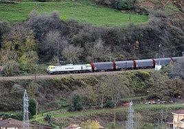 Un tren de mercancías circula por la rampa de Pajares.