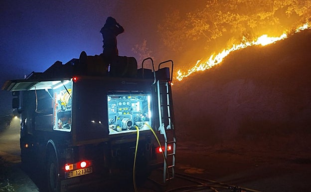 Soldados de la Unidad Militar de Emergencias (UME) observan el avance de las llamas en el incendio de Genestosos, en Cangas del Narcea.