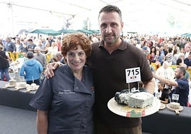 Encarnación Bada, de la quesería Ángel Díaz Herrero, y el hostelero Iván Suárez, de El Llagar de Colloto, con el Cabrales de los 37.000 euros.