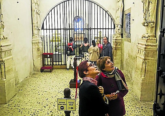 Un grupo de visitantes en la Cámara Santa.