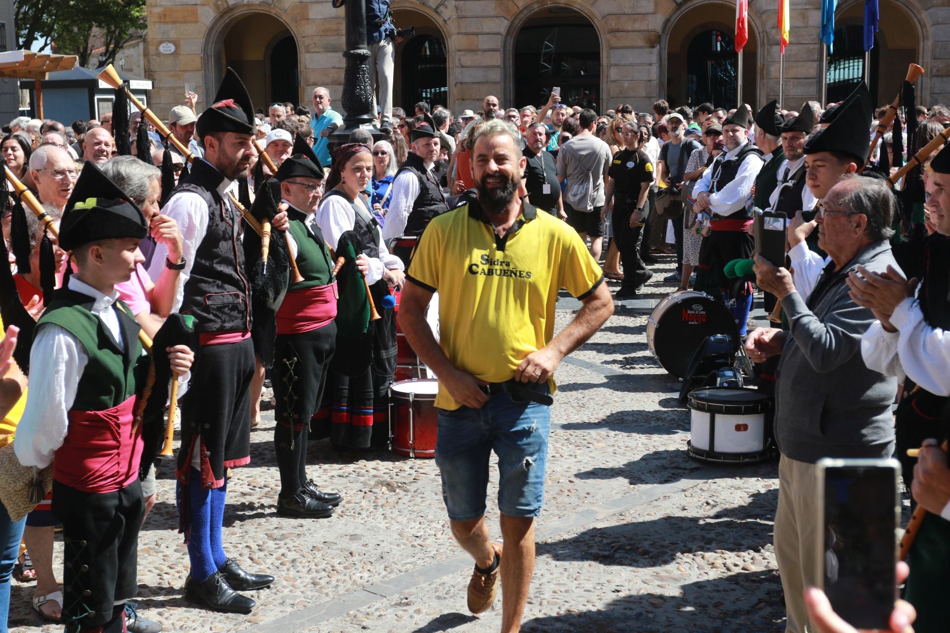 La XXXIV Fiesta de la Sidra Natural de Gijón se despide entre galardones y multitudes