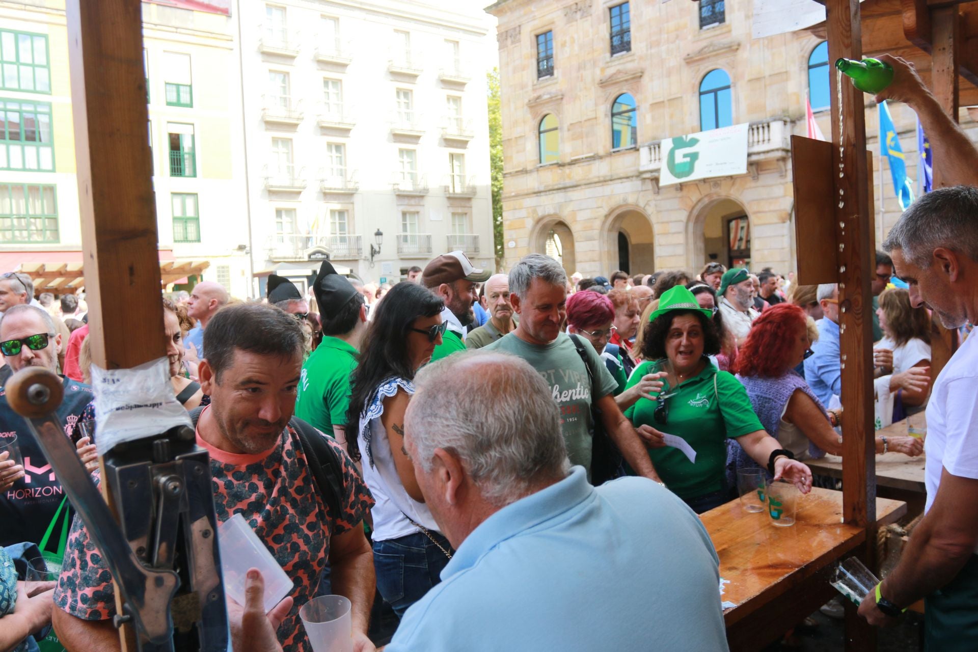 La XXXIV Fiesta de la Sidra Natural de Gijón se despide entre galardones y multitudes