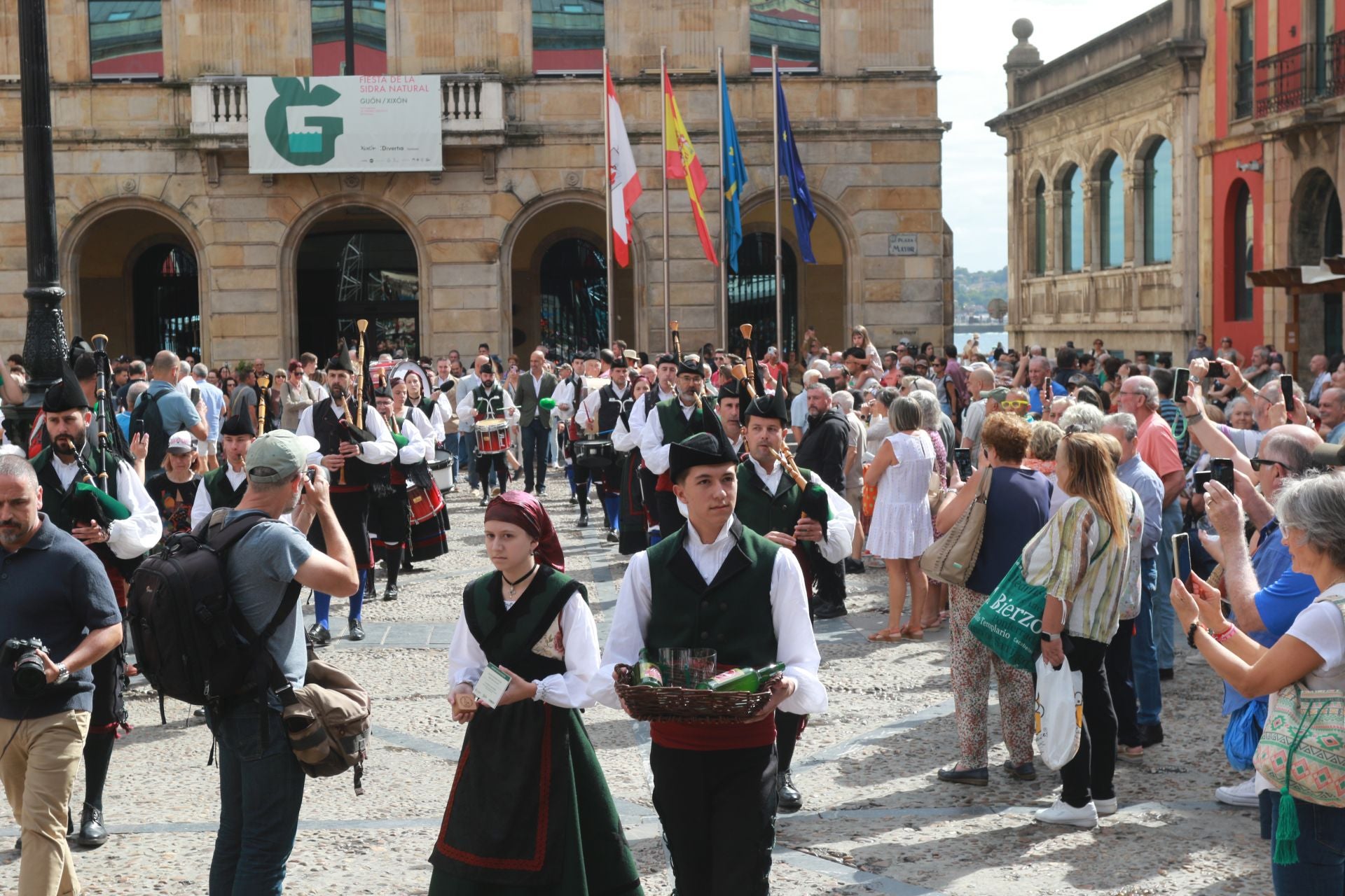 La XXXIV Fiesta de la Sidra Natural de Gijón se despide entre galardones y multitudes