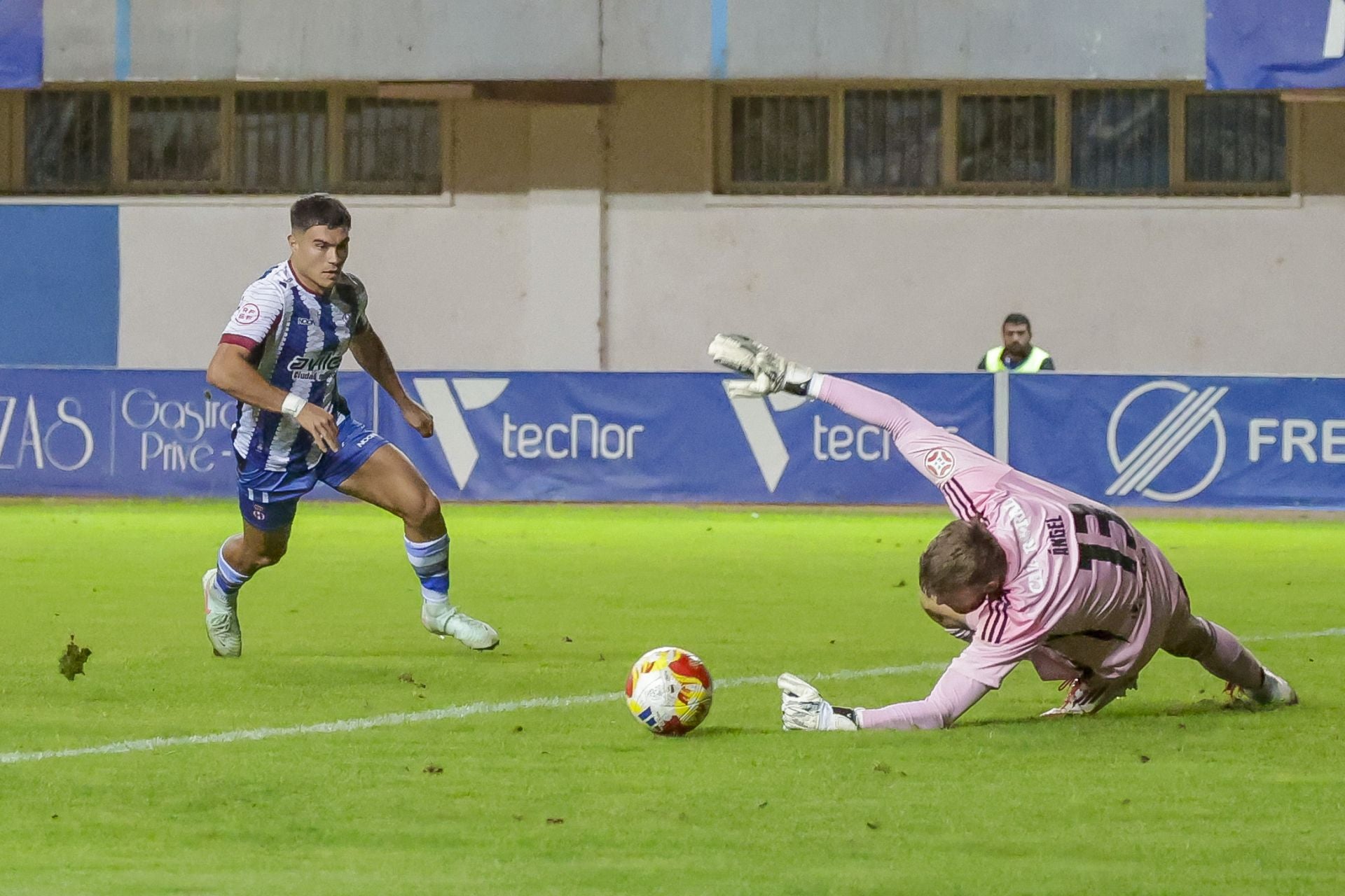 Las mejores jugadas del Real Avilés - Ponferradina en imágenes