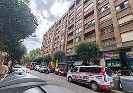 Dotaciones de bomberos y de la Policía Local, en el lugar donde ocurrieron los hechos.