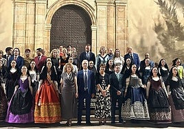 Moriyón, junto al alcalde de Utiel, la reina de las fiestas y sus damas y otros representantes locales y regionales de la zona.