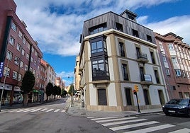 Aspecto de la renovada fachada del edificio, protegido por el catálogo y cuya obra de rehabilitación incluyó el recrecido de una planta.