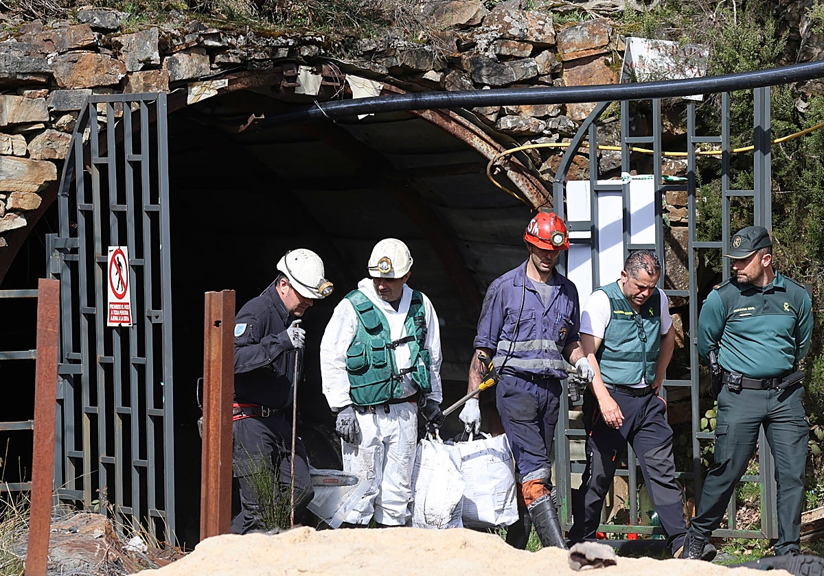 Técnicos y agentes de la Guardia Civil, saliendo de la mina en la que fallecieron cinco mineros.