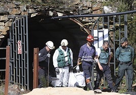Técnicos y agentes de la Guardia Civil, saliendo de la mina en la que fallecieron cinco mineros.