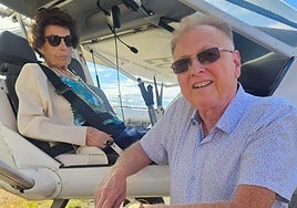 Josefina Cubillas y el piloto belga Philippe Foerster, en el aeródromo de La Morgal antes de iniciar el vuelo.