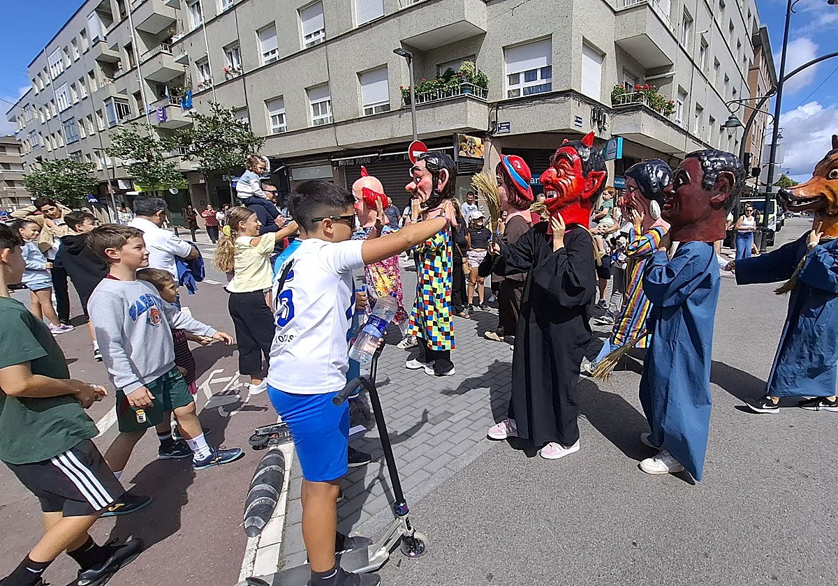 Encuentro. Los más pequeños saludan a los cabezudos en la calle Antonio Machado.